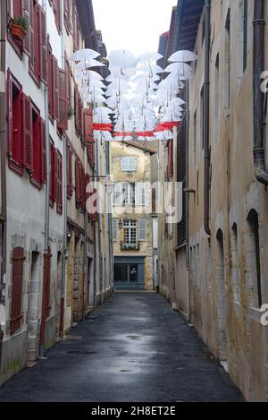 Bayonne, Frankreich - 30. Oktober 2021: Schirmkunstausstattung in der Rue Marshan, Bayonne, Aquitane Stockfoto