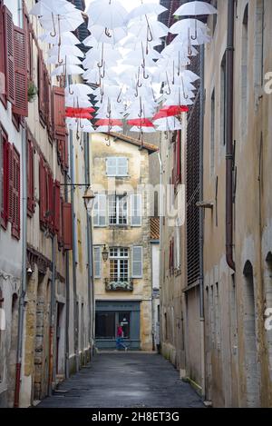 Bayonne, Frankreich - 30. Oktober 2021: Schirmkunstausstattung in der Rue Marshan, Bayonne, Aquitane Stockfoto