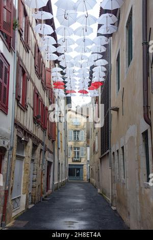 Bayonne, Frankreich - 30. Oktober 2021: Schirmkunstausstattung in der Rue Marshan, Bayonne, Aquitane Stockfoto