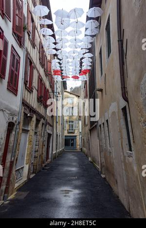 Bayonne, Frankreich - 30. Oktober 2021: Schirmkunstausstattung in der Rue Marshan, Bayonne, Aquitane Stockfoto