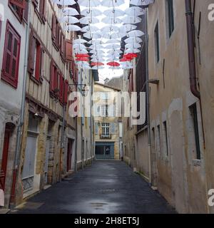 Bayonne, Frankreich - 30. Oktober 2021: Schirmkunstausstattung in der Rue Marshan, Bayonne, Aquitane Stockfoto