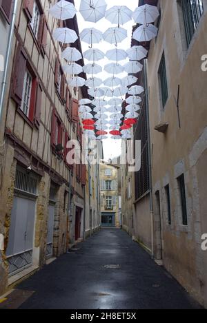 Bayonne, Frankreich - 30. Oktober 2021: Schirmkunstausstattung in der Rue Marshan, Bayonne, Aquitane Stockfoto