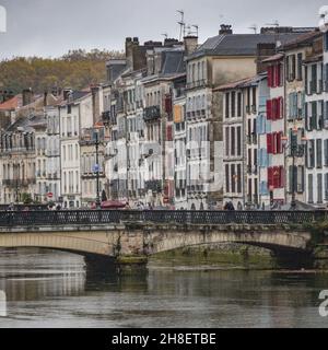 BAYONNE, FRANKREICH - 30 Okt, 2021: Alte Häuser am Fluss La Nive im Zentrum von Bayonne, Aquitanien, Frankreich Stockfoto