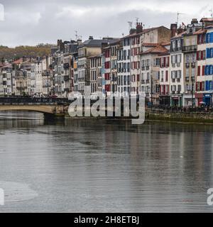 BAYONNE, FRANKREICH - 30 Okt, 2021: Alte Häuser am Fluss La Nive im Zentrum von Bayonne, Aquitanien, Frankreich Stockfoto