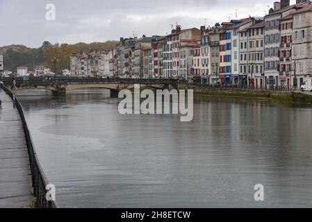 BAYONNE, FRANKREICH - 30 Okt, 2021: Alte Häuser am Fluss La Nive im Zentrum von Bayonne, Aquitanien, Frankreich Stockfoto