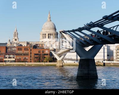 London, Greater London, England, November 23 2021: Millennium Bridge über die Themse mit der St. Pauls Cathedral im Hintergrund. Stockfoto