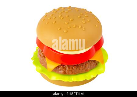 Kunststoff-Burger isoliert auf weißem Hintergrund. Cheeseburger aus Kunststoff. Das Essen ist ein Ersatz. Isolieren auf weißem Hintergrund. Stockfoto