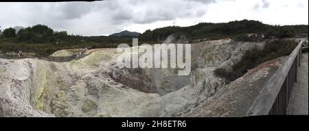 Schöne Aussicht auf den Geysir unter dem wolkigen Himmel Stockfoto