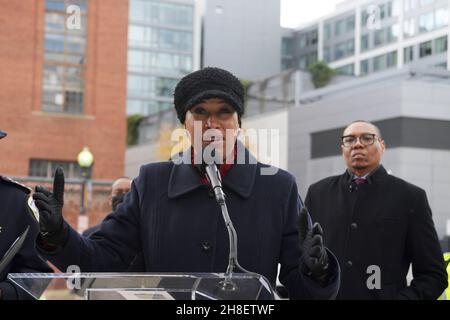 Washington, Usa. 29th. November 2021. Der Bürgermeister von DC, Muriel Bowser, spricht über die zusätzlichen Sicherheitsmaßnahmen in Schulzonen für alle Fahrer und Radfahrer während der Hochfußgängerverkehrszeit an der Van Ness Elementary School in Washington DC, USA. (Foto von L Nolly/SOPA Images/Sipa USA) Quelle: SIPA USA/Alamy Live News Stockfoto