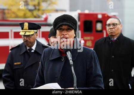 Washington, Usa. 29th. November 2021. Der Bürgermeister von DC, Muriel Bowser, spricht über die zusätzlichen Sicherheitsmaßnahmen in Schulzonen für alle Fahrer und Radfahrer während der Hochfußgängerverkehrszeit an der Van Ness Elementary School in Washington DC, USA. (Foto von L Nolly/SOPA Images/Sipa USA) Quelle: SIPA USA/Alamy Live News Stockfoto