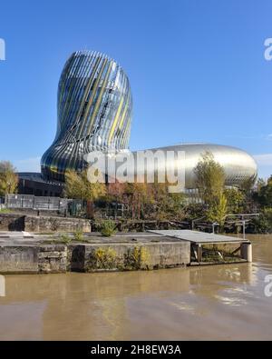 Bordeaux, Frankreich - 7 Nov, 2021: Moderne Architektur des Museums Cite du Vin in Bordeaux, Frankreich Stockfoto