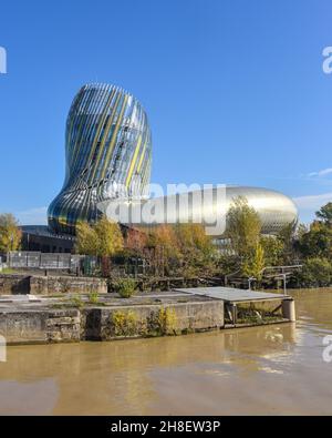 Bordeaux, Frankreich - 7 Nov, 2021: Moderne Architektur des Museums Cite du Vin in Bordeaux, Frankreich Stockfoto