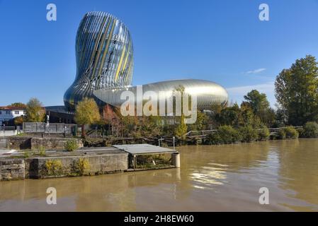 Bordeaux, Frankreich - 7 Nov, 2021: Moderne Architektur des Museums Cite du Vin in Bordeaux, Frankreich Stockfoto