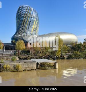 Bordeaux, Frankreich - 7 Nov, 2021: Moderne Architektur des Museums Cite du Vin in Bordeaux, Frankreich Stockfoto