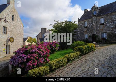 LOCRONAN, FRANKREICH -13 AUG 2021- Blick auf Locronan, ein historisches Steindorf im Departement Finistere der Bretagne, das zu den 100 schönsten zählt Stockfoto