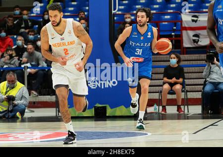 Mailand, Italien. 29th. November 2021. Michele Vitali (Italien) und Johan Willem Van Zegeren (Niederlande) während der FIBA-WM 2023-Qualifikation - Italien gegen Niederlande, Internationale Basketballteams in Mailand, Italien, November 29 2021 Quelle: Independent Photo Agency/Alamy Live News Stockfoto