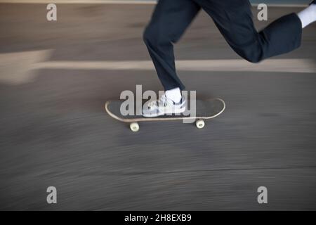 Junge Skateboarding auf der Straße Stockfoto