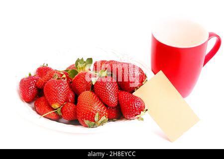 Erdbeeren in einer Keramikschale mit Geschenkkarte für eine Inschrift Stockfoto