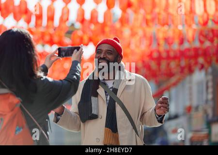 Frau, die Vlogger-Touristen auf der Straße der Stadt filmt Stockfoto
