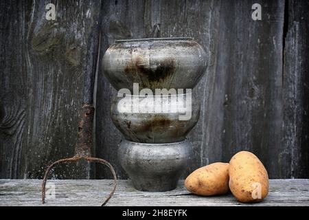 Antike Töpfe zum Kochen Gabel Retro Vintage rustikalen Stil Stockfoto