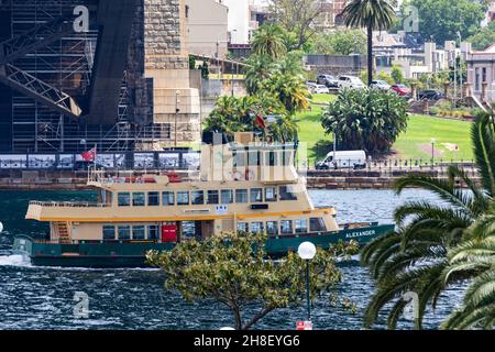 Sydney erste Flotte Fähre namens Alexander führt unter der Sydney Harbour Bridge, NSW, Australien Stockfoto