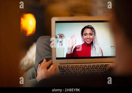 Geschäftsfrau auf dem Laptop-Bildschirm winkt bei der Videokonferenz Stockfoto