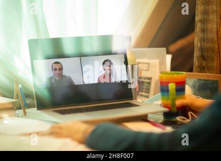 Videokonferenzen für Kollegen auf dem Laptop-Bildschirm Stockfoto
