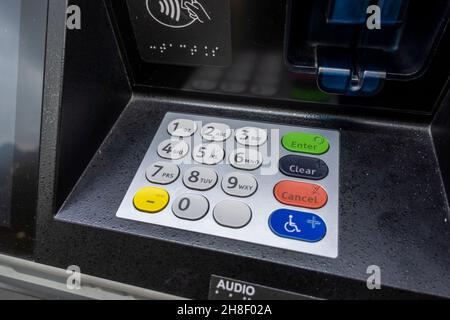 Abgewinkelte Ansicht eines Geldautomaten mit Zahlungspads und eines Scheckeingabeplatzes an einem Außenautomaten außerhalb einer Bank. Stockfoto