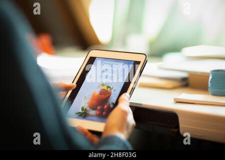 Frau, die auf einem digitalen Tablet Mitnehmen bestellt Stockfoto