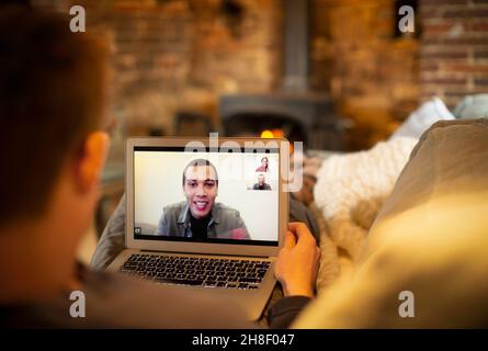 Man-Videokonferenzen mit Kollegen auf dem Laptop-Bildschirm Stockfoto