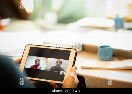 Kollegen chatten auf dem digitalen Tablet-Bildschirm Stockfoto