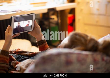 Frau chattet mit Kollegen auf einem digitalen Tablet-Bildschirm Stockfoto