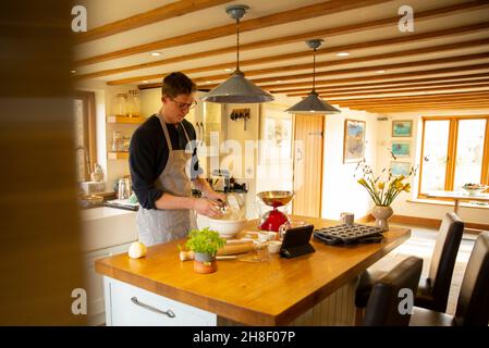 Mann in Küche Backen Stockfoto