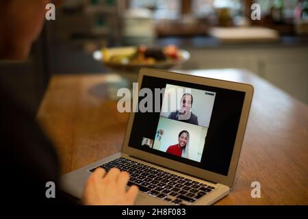 Kollegen chatten auf dem Laptop Stockfoto