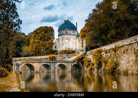 Das historische Schloss von Châteauneuf-sur-Loire, Département Loiret, Frankreich, 06-21-2015 Stockfoto