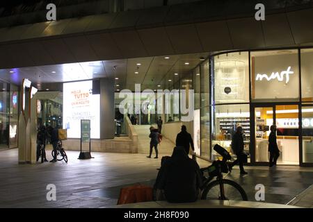 Milao, Italien. 29th. November 2021. (INT) die Verwendung von Outdoor-Masken wird von der Bevölkerung in Mailand respektiert. 29. November 2021, Mailand, Italien: Wenig Bewegung im Citylife Shopping aufgrund intensiver Kälte in der Stadt Mailand, Italien, wo die Verwendung von Masken im Freien aufgrund der neuen Variante des Coronavirus wieder obligatorisch ist, am Montag (29). Nach Angaben des Bürgermeisters von Mailand, Beppe Sala, hatte seine Verordnung, die über das Wochenende in Kraft trat und die Verpflichtung vorsieht, eine Maske im Freien auf den Straßen der Innenstadt zu tragen, ein Bildungswochenende. Laut Polizeibeamten ist die überwiegende Mehrheit der Menschen das auch Stockfoto