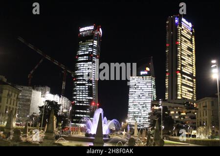 Milao, Italien. 29th. November 2021. (INT) die Verwendung von Outdoor-Masken wird von der Bevölkerung in Mailand respektiert. 29. November 2021, Mailand, Italien: Wenig Bewegung im Citylife Shopping aufgrund intensiver Kälte in der Stadt Mailand, Italien, wo die Verwendung von Masken im Freien aufgrund der neuen Variante des Coronavirus wieder obligatorisch ist, am Montag (29). Nach Angaben des Bürgermeisters von Mailand, Beppe Sala, hatte seine Verordnung, die über das Wochenende in Kraft trat und die Verpflichtung vorsieht, eine Maske im Freien auf den Straßen der Innenstadt zu tragen, ein Bildungswochenende. Laut Polizeibeamten ist die überwiegende Mehrheit der Menschen das auch Stockfoto