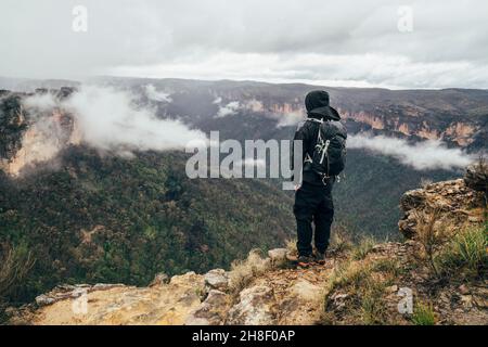 Männlicher Wanderer auf einem abgelegenen Berggipfel, Australien Stockfoto