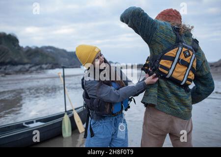 Paar bereitet sich auf Kanufahren vor Stockfoto