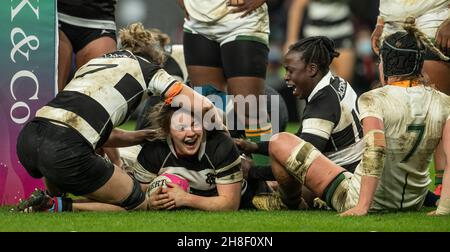 London, Großbritannien. 27th. November 2021. Die Barbaren Ciara Griffin punktet beim Women's International Rugby Killik Cup-Spiel zwischen Barbaren Women und Springbok Women's XV im Twickenham Stadium. (Foto von Gary Mitchell/SOPA Images/Sipa USA) Quelle: SIPA USA/Alamy Live News Stockfoto