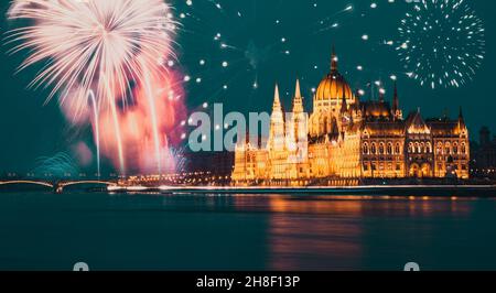 Feuerwerk über dem ungarischen Parlament Neujahr in Budapest Stockfoto