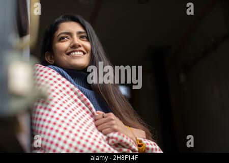 Glückliche junge Frau in eine Decke gehüllt Stockfoto