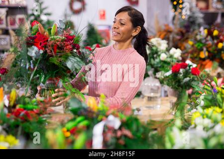 Flower Seller bereitet im Flower Shop einen luxuriösen Blumenstrauß vor Stockfoto