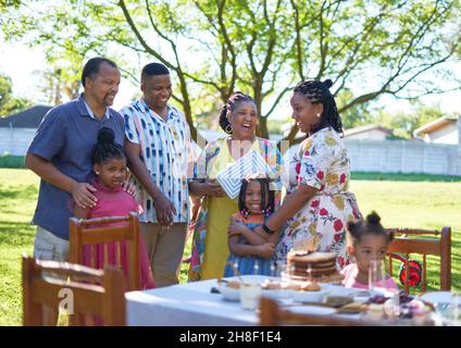 Glückliche, generationenübergreifende Familie, die Geburtstag im Hinterhof feiert Stockfoto