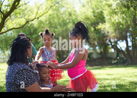 Mutter und Töchter im Sommerpark Stockfoto