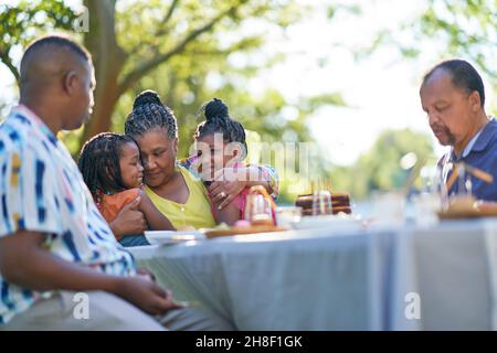 Familie mit mehreren Generationen feiert Geburtstag am Tisch auf der Terrasse Stockfoto