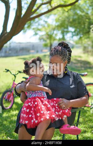 Großmutter und Enkelin im Sommerpark Stockfoto
