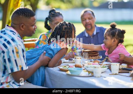 Familie mit mehreren Generationen feiert Geburtstag am Tisch auf der Terrasse Stockfoto
