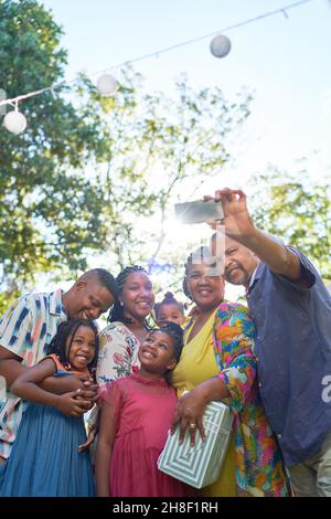 Glückliche, generationsübergreifende Familie, die im Sommerhof Selfie macht Stockfoto