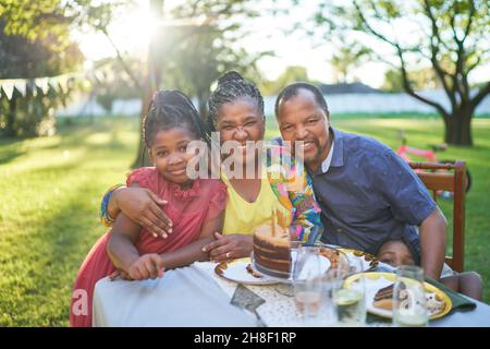 Portrait Glückliche Großeltern und Enkelin feiern Geburtstag Stockfoto